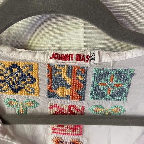 Johnny Was, Embroidered Tunic XS. White background with multi-colored embroidery - Picture 6 of 9